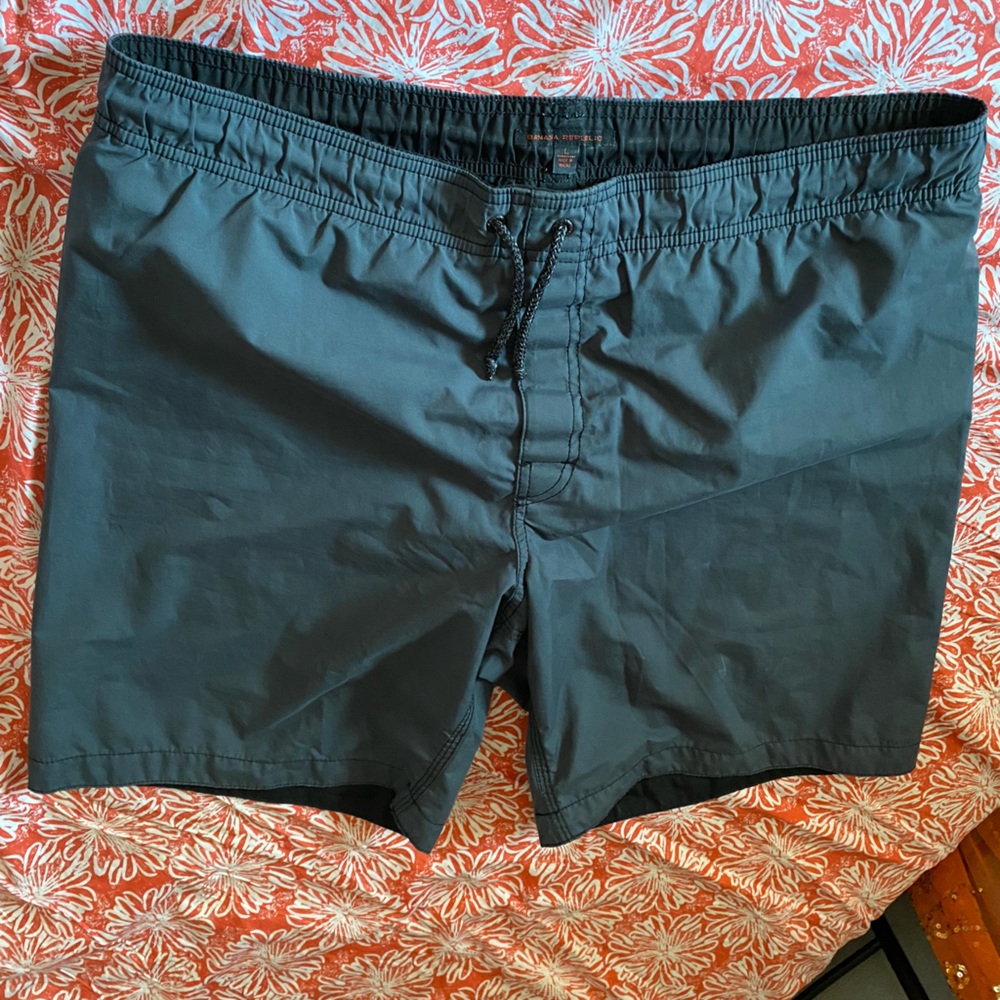 Mens swim suit trunks, Banana Republic size L mesh web lining, rear pocket gray